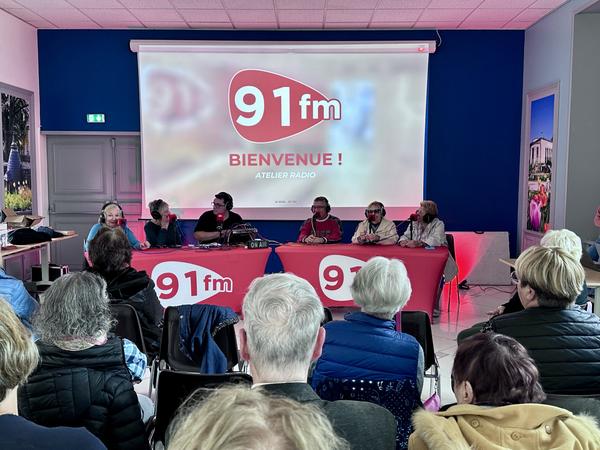 L’équipe bénévole de la webradio 91 FM en action – photo 7